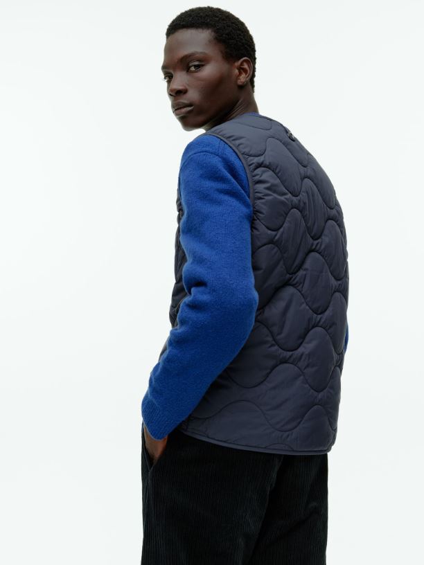 muži ARKET prošívaná vesta oblečení tmavě modrá J8R2D1159